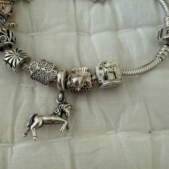 Pandora bracelet with 13 charms and 2 safety clips - Picture 2 of 8